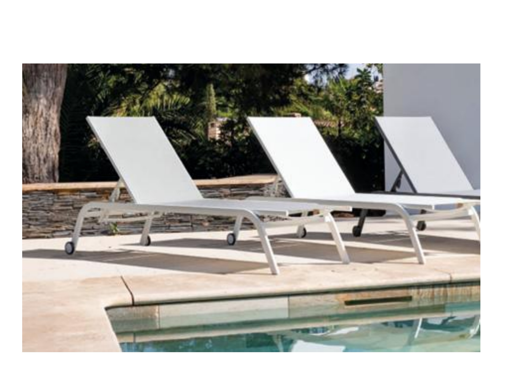 Tumbonas junto a la piscina — mirada de cerca Boho